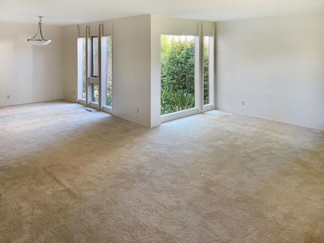 Building Photo - 5872 Amapola Dr