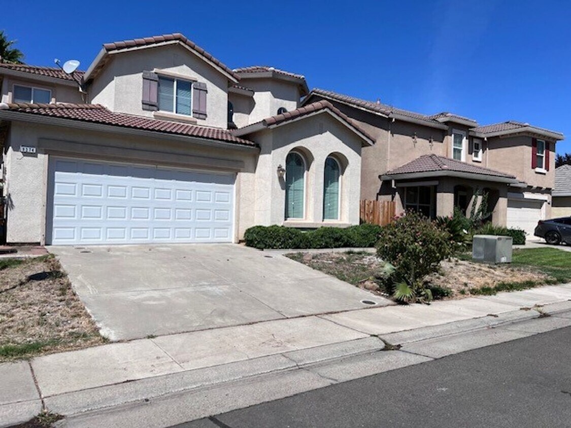 Primary Photo - 4 bedroom home with one full bedroom and b...
