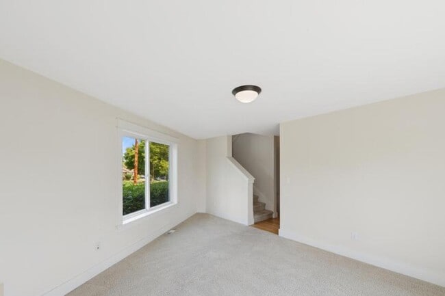 Building Photo - 4 bedroom in Seattle WA 98103