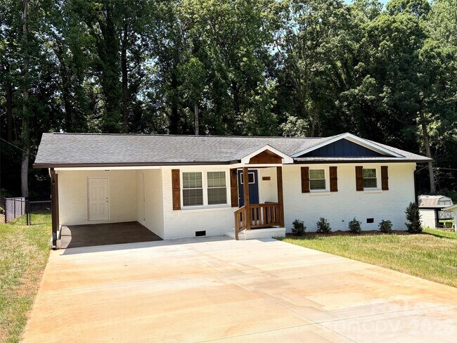 Building Photo - 231 Oak Dr