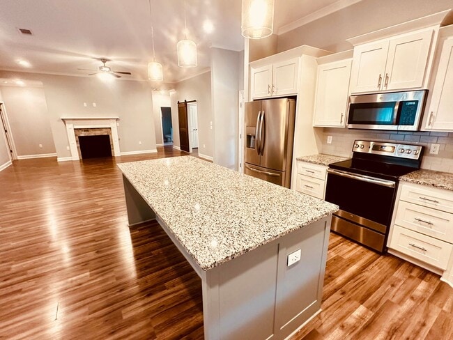 Building Photo - An Amazing Rental Home Waiting For You To Make It Yours!