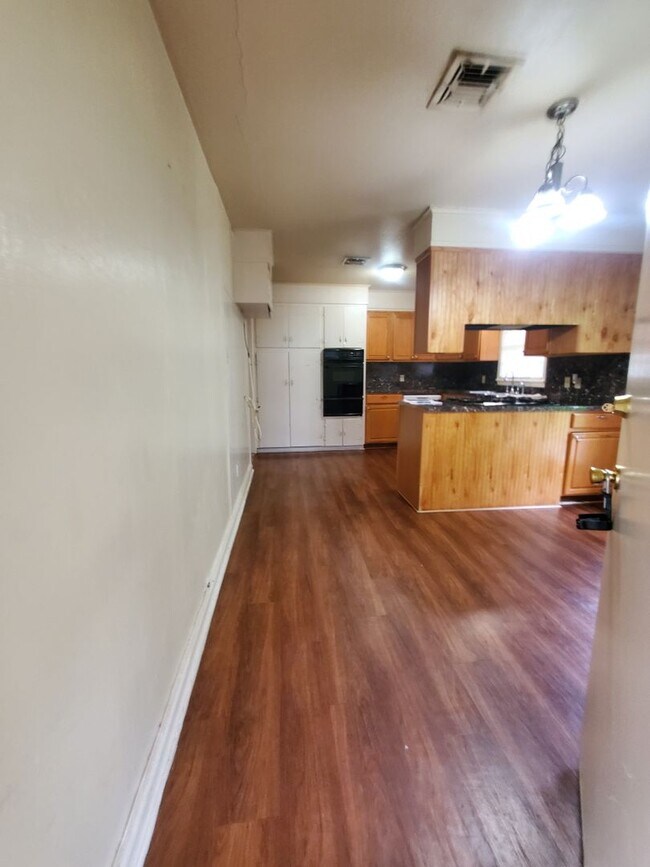 Building Photo - 3 bedroom 1 bathroom in Shady Grove *$300 ...