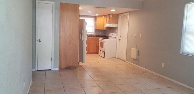 Sala de estar/Cocina - 2952 62nd Ave N