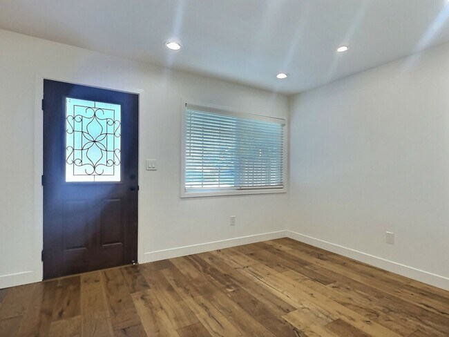 Building Photo - 6BD/4BA Spacious Single-Family Home with M...