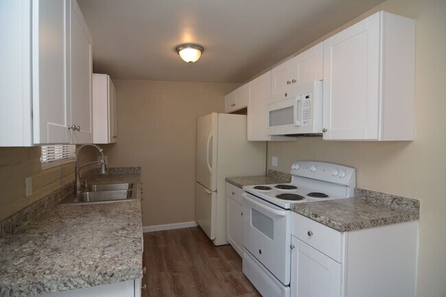 Building Photo - Remodeled 3 Bedroom 2 Bath House! South Tu...