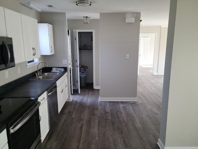 Building Photo - 2 Bed 1 Bath Rancher-Chesterfield -Courtho...