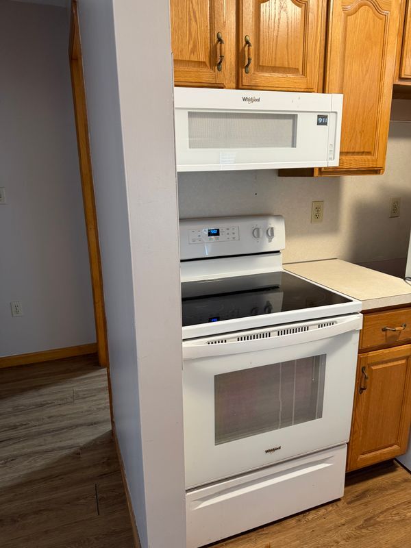 Building Photo - 609 Main St