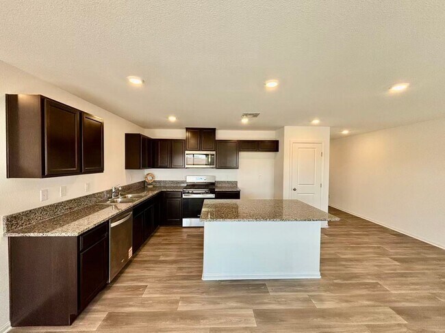 Foto del edificio - Brand New 4BR + Loft | 2-Car Garage