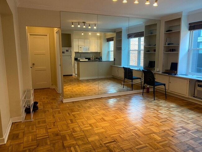 Foto del edificio - Charming 1 Bed 1 Bath Mid-Rise Condo In We...