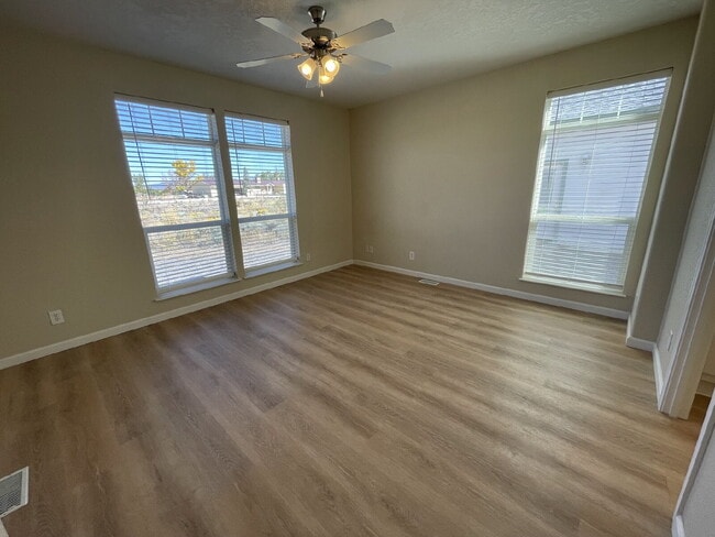 Building Photo - Quiet, spacious property!