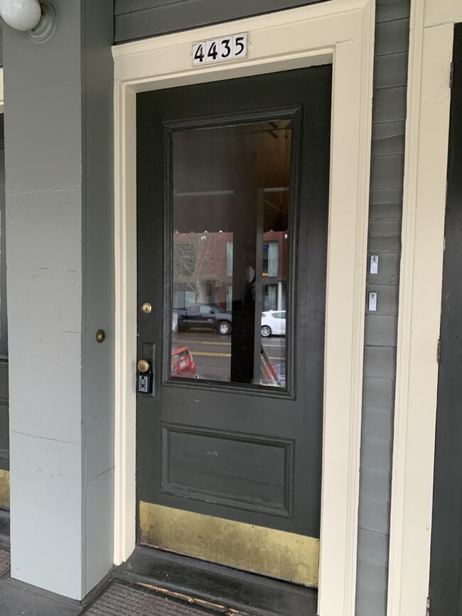Foto del edificio - 4437 SE Hawthorne Blvd