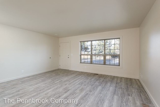 Building Photo - 2320-2334 NE Holliday Ave