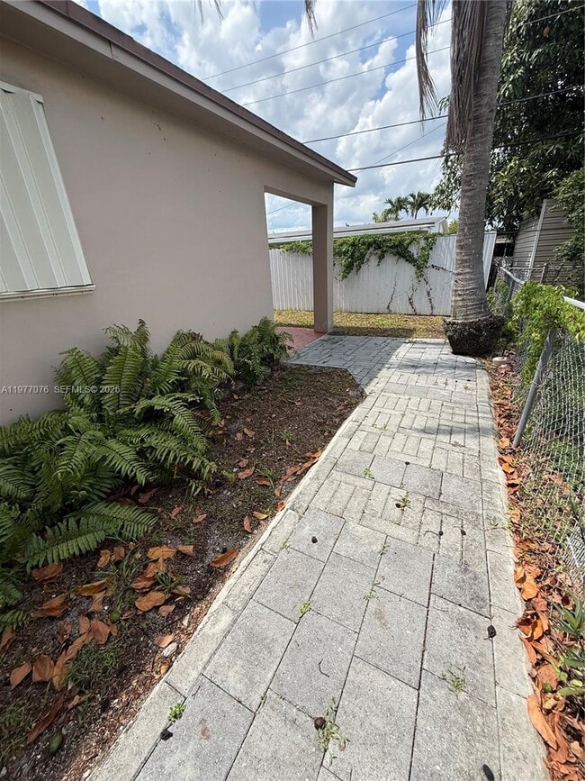 Building Photo - 1585 W 53rd St