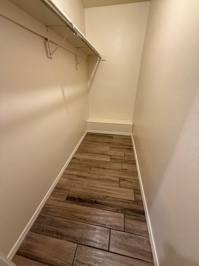 Building Photo - 3 Bed 2 Bath House with 2 Car Garage.  Has Gas Heat & Hot Water