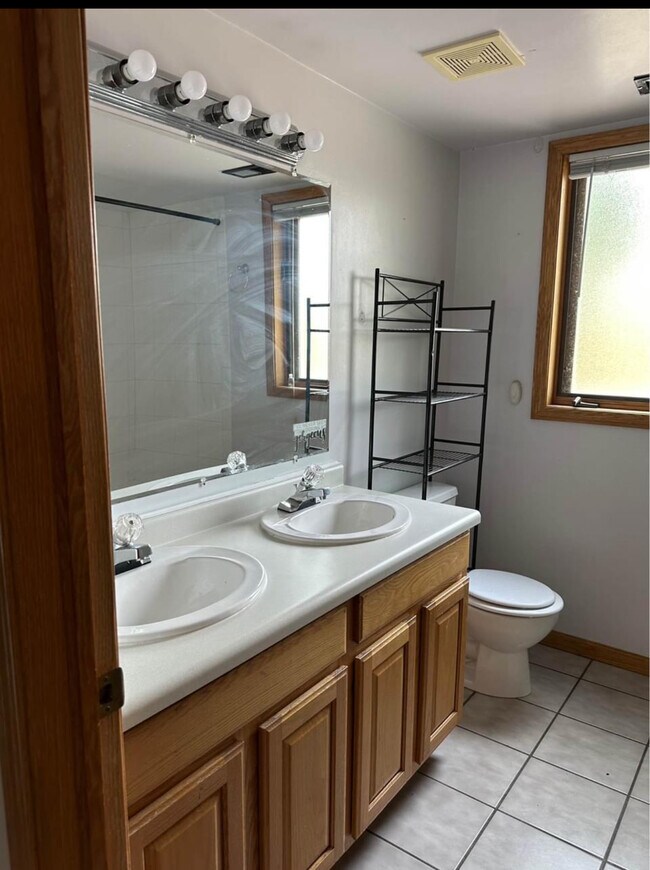 Building Photo - 5944 W 63rd St