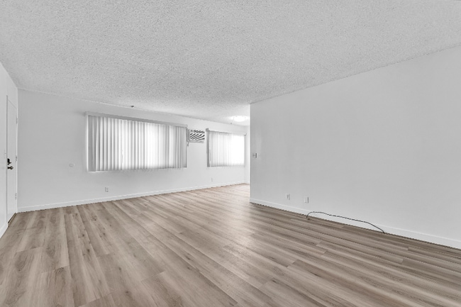 Foto del edificio - 1009 N Edinburgh Ave