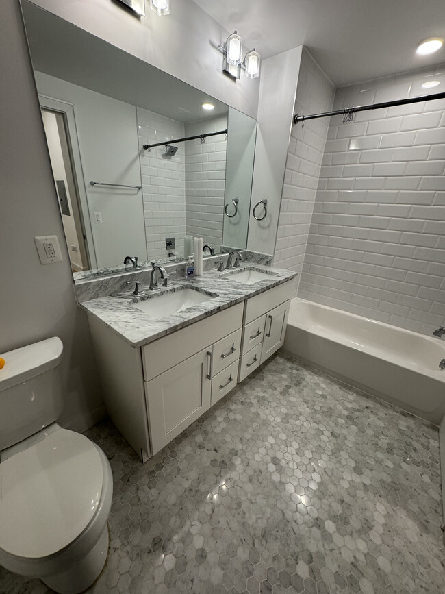Foto del edificio - 836 Varnum St NW