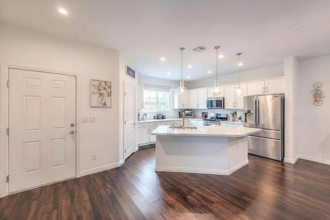 Foto del edificio - Unfurnished Skye Canyon Home in gated community w/ Loft & EV Charger