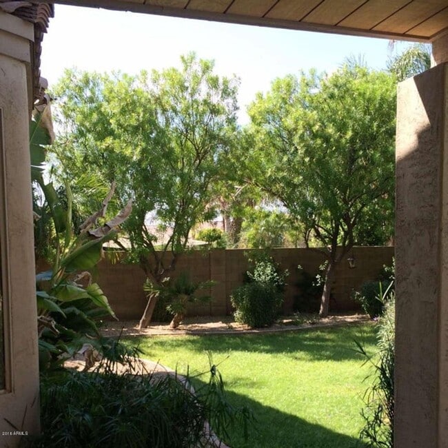 Building Photo - 682 W Raven Dr