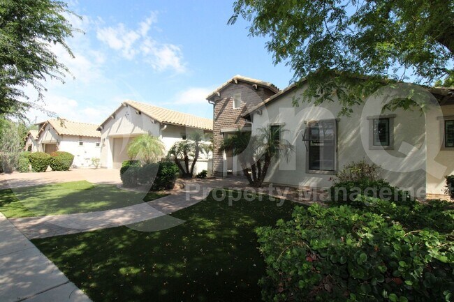 Building Photo - 2832 E Los Altos Rd