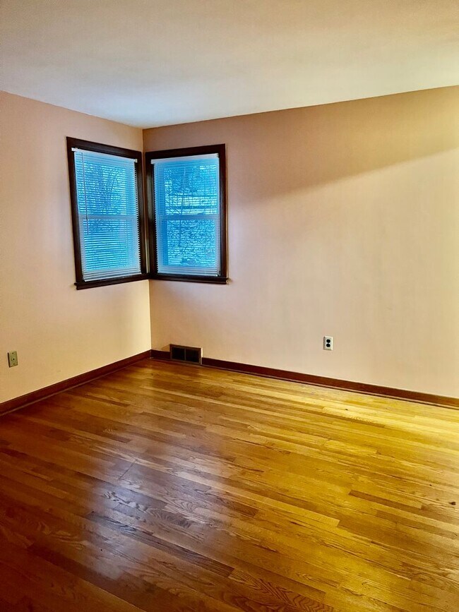 Foto del edificio - 102 Elmsford Rd