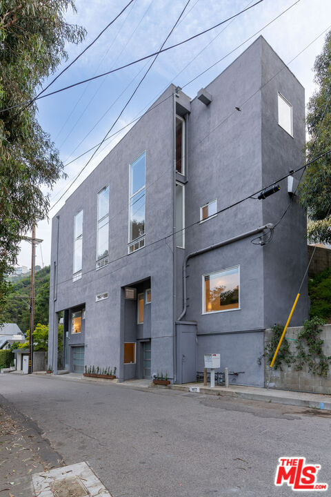 Building Photo - 1857 N Beverly Dr