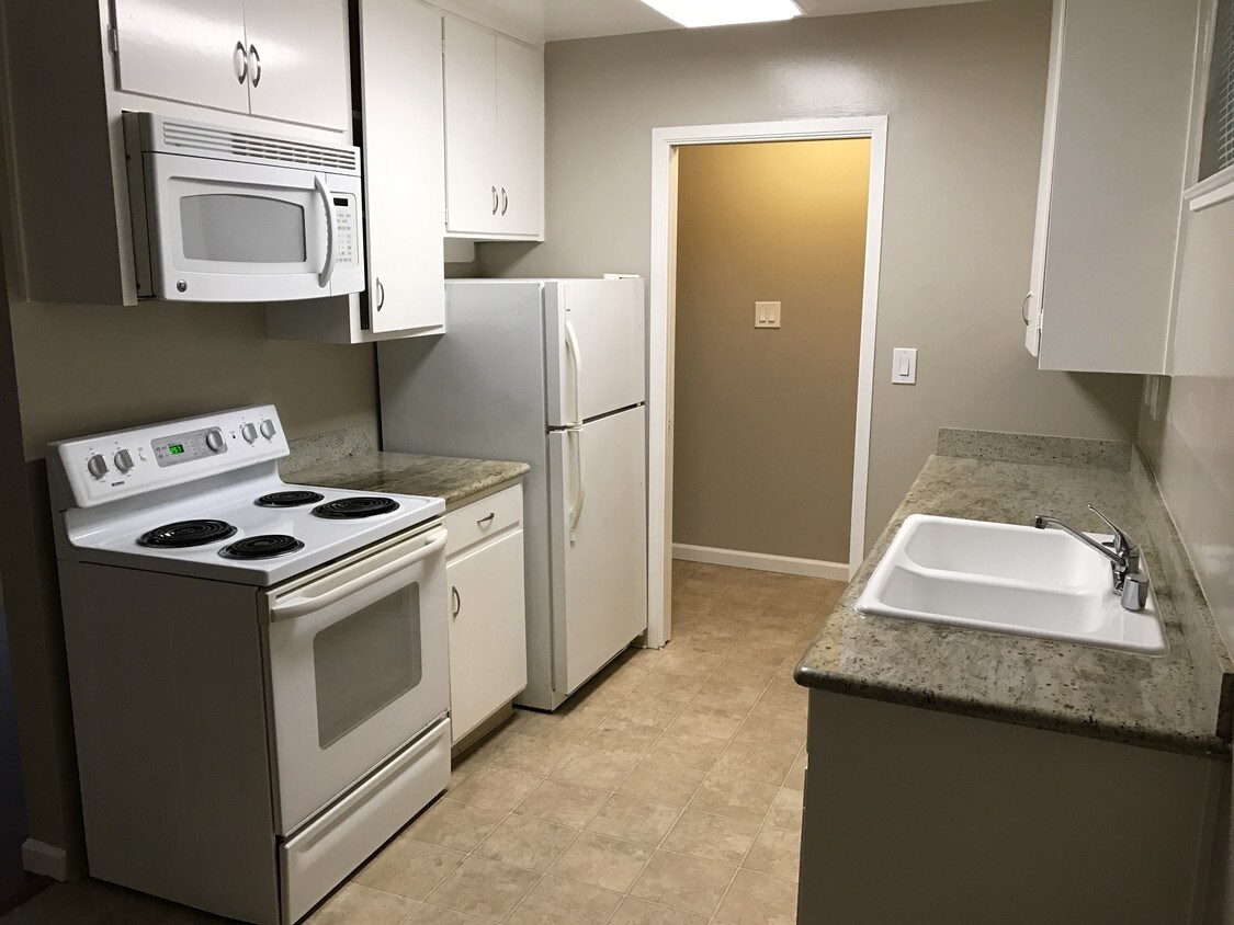 Energy Efficient Kitchen with Granite - 2401 Carlmont Dr