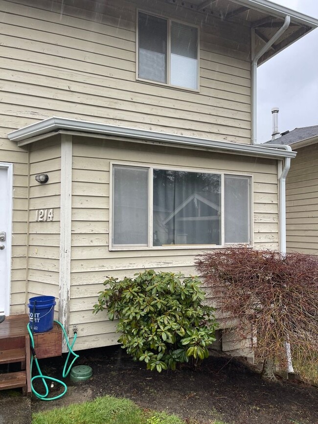 Building Photo - 2BEDROOM 1.5 BATH TOWNHOME - EAST BREMERTON
