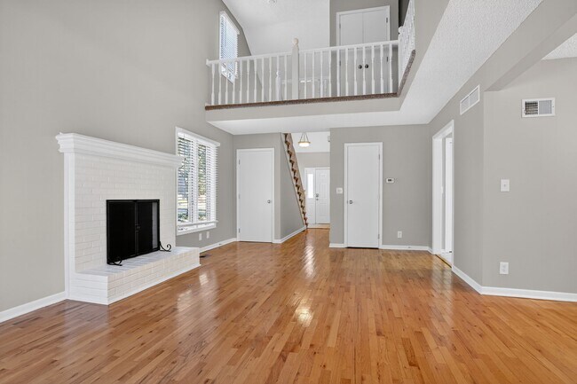 Foto del edificio - Renovated 3BR/2.5BA Townhome in Blue Valley Schools with Full Basement & 2-Car Garage