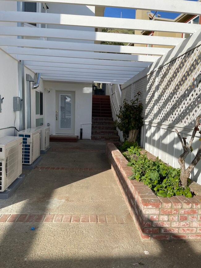 Foto del edificio - 633 Rocca Ave