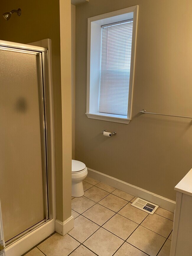 Full bath - 4204 McPherson Ave