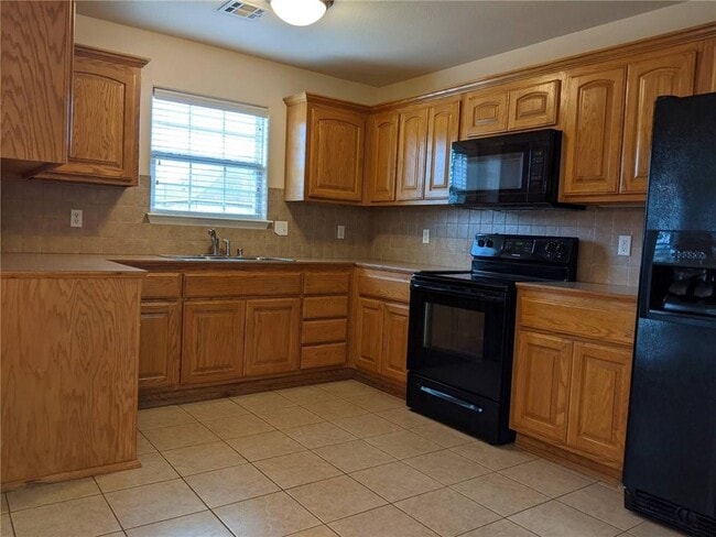 Building Photo - 560 Dogwood St