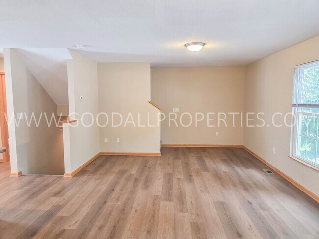 Foto del edificio - Summer Special! 2-Bedroom, 2.5-Bath Townhome in Urbandale with 2-Car Attached Garage