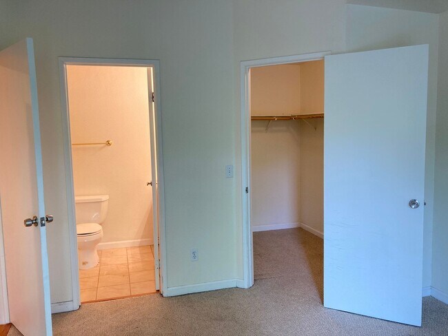 Foto del edificio - Spacious sun filled 2 bedroom with Washer/ Dryer in unit and garage!