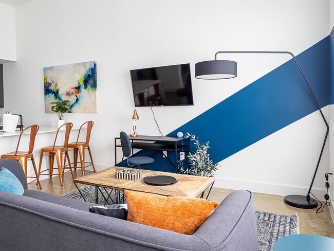 Building Photo - 2709 E 5th St.