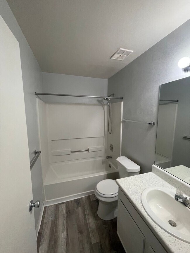 Foto del edificio - Amazing 2nd Floor Apartment!! A/C!! Pet Fr...