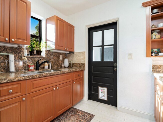 Foto del edificio - 337 NW 47th St