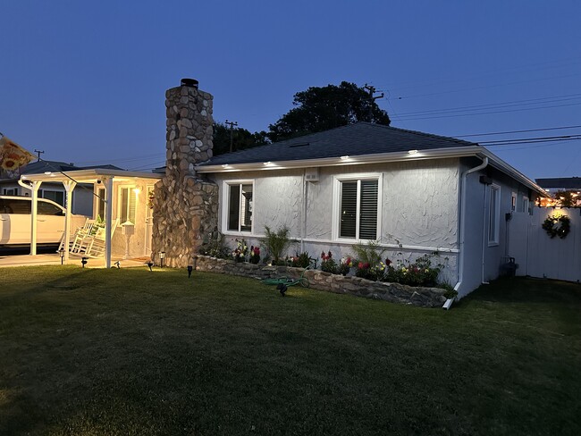 Building Photo - 1060 W 210th St
