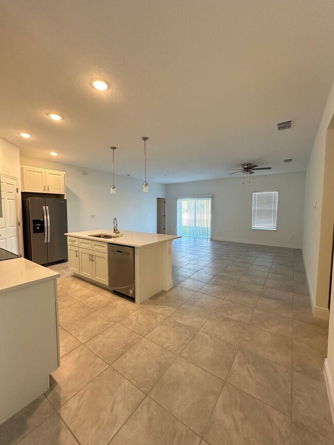 Building Photo - Marion Oaks 4 Bedrooms 2 Baths