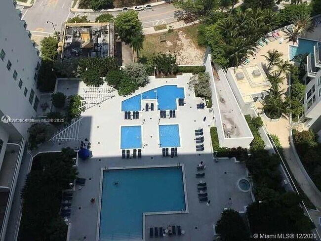 Building Photo - 1800 N Bayshore Dr