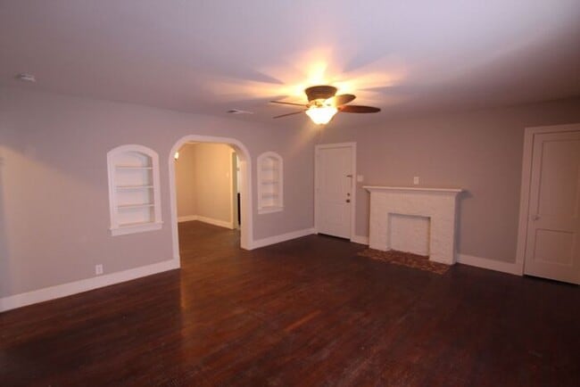 Building Photo - Top Floor-Triplex Unit in Tyler! Coming Soon!
