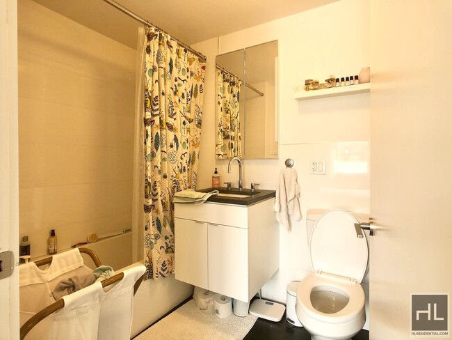 Building Photo - Private roof deck - 1bed/1bath