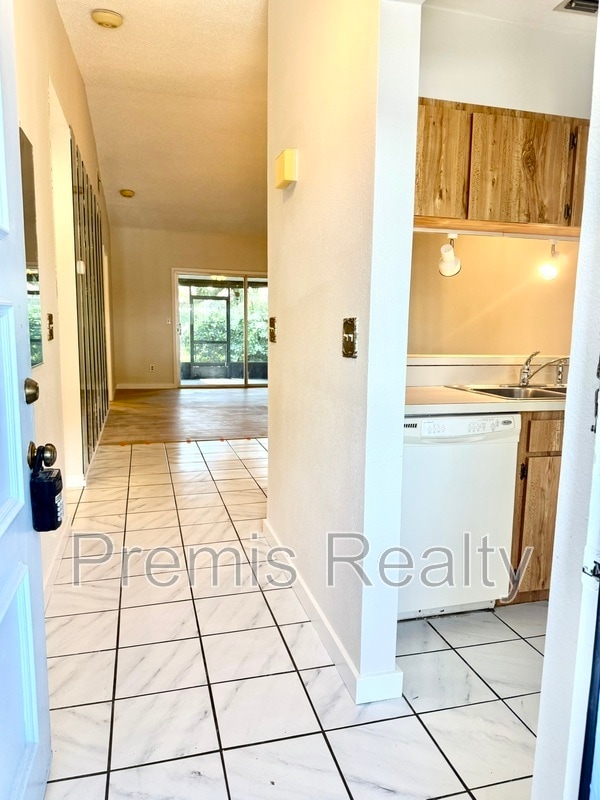 Building Photo - 7347 Parkside Villas Dr N