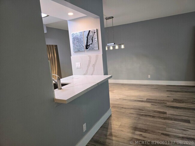 Foto del edificio - 1301 River Reach Dr