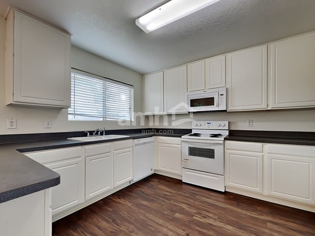 Foto del edificio - 8528 Hawkview Dr