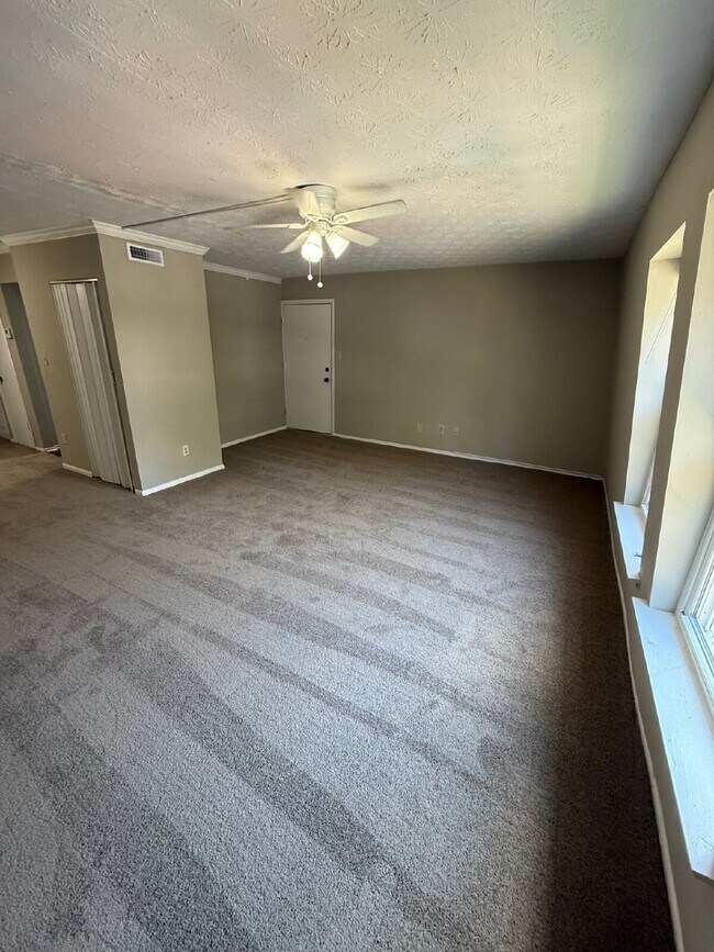 Building Photo - Oversized 1 Bedroom Upstairs Apartment For Rent!
