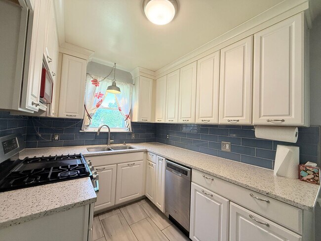Building Photo - Adorable 3/1 Bungalow with $150 flat fee utilities
