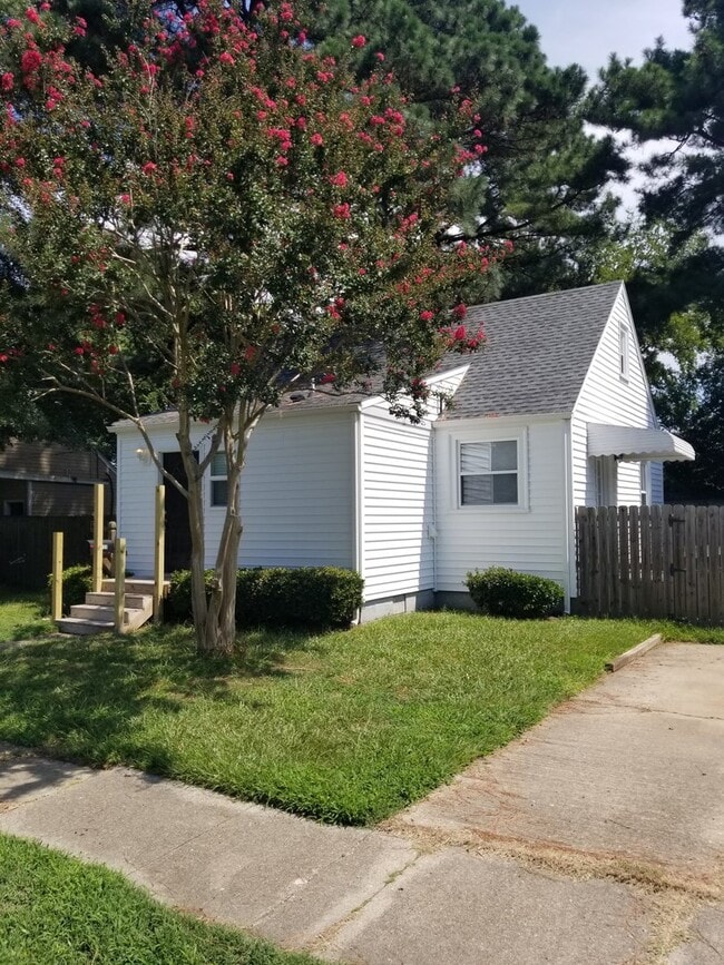 Building Photo - 709 Lanier Crescent