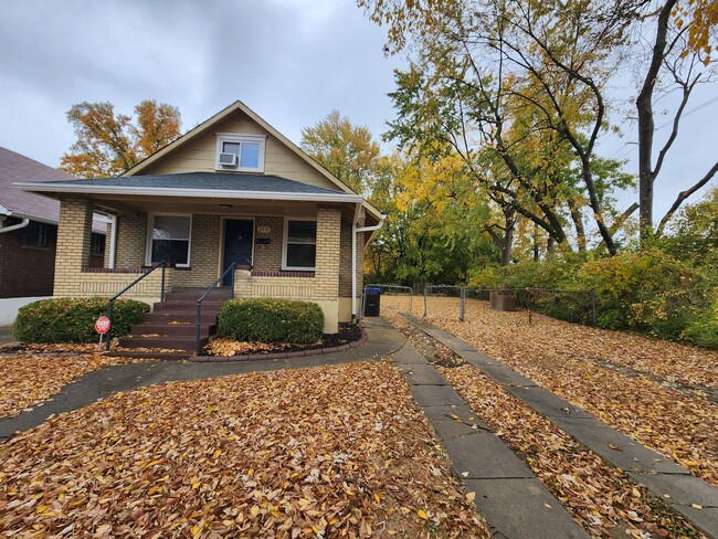 3 Bedrooms, 1.5 Bath Brick Bungalow with Basement & Large Yard. Close to UofL. - 3 Bedrooms, 1.5 Bath Brick Bungalow with Basement & Large Yard.  Close to UofL. House