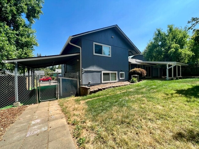 Foto del edificio - Gorgeous, Updated 4b/3ba home w/ fully fen...